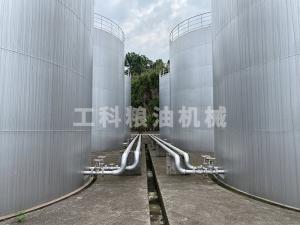 食用油油罐設備安裝現(xiàn)場